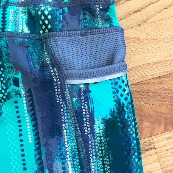 Athleta Workout Capris, Size Medium - Picture 4 of 10